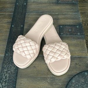 Tan Seychelles sandals. Run true to size. Worn once
